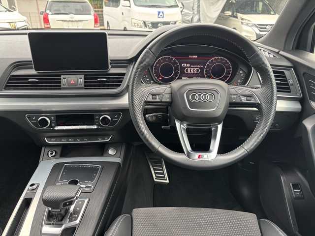 アウディ Ｑ５ 45TFSIクワトロ スポーツ 福岡県 2020(令2)年 1.7万km デイトナグレーパールエフェクト ワンオーナー/純正ナビ/（AM/FM/CD/DVD/SD×2/USB×2/SIMカード/AUX/Bluetooth/ワンセグTV）/クルーズコントロール/横滑り防止/アイドリングストップ/パーキングアシスト/ダウンヒルコントロール/パドルシフト/ハンズフリー/ETC2.0/ドライブレコーダー（前後、SDカード無し）/シートヒーター（運転席/助手席/後部座席）/純正アルミホイール/純正フロアマット/プッシュスタート/オートライト/フォグランプ/電格ミラー/スペアキー×１/保証書/取扱説明書