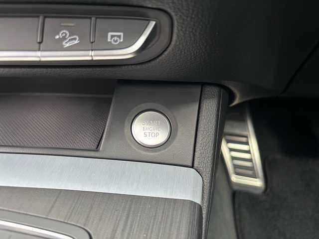 アウディ Ｑ５ 45TFSIクワトロ スポーツ 福岡県 2020(令2)年 1.7万km デイトナグレーパールエフェクト ワンオーナー/純正ナビ/（AM/FM/CD/DVD/SD×2/USB×2/SIMカード/AUX/Bluetooth/ワンセグTV）/クルーズコントロール/横滑り防止/アイドリングストップ/パーキングアシスト/ダウンヒルコントロール/パドルシフト/ハンズフリー/ETC2.0/ドライブレコーダー（前後、SDカード無し）/シートヒーター（運転席/助手席/後部座席）/純正アルミホイール/純正フロアマット/プッシュスタート/オートライト/フォグランプ/電格ミラー/スペアキー×１/保証書/取扱説明書