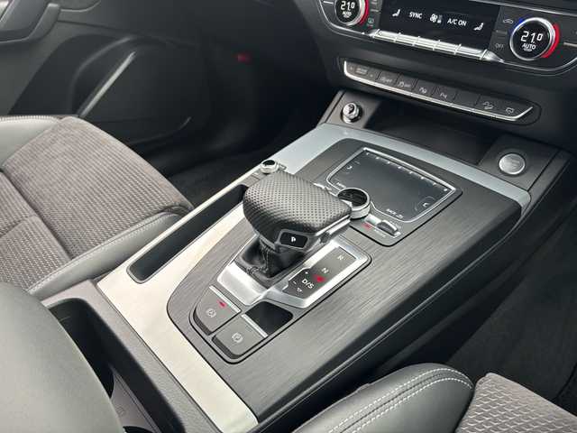 アウディ Ｑ５ 45TFSIクワトロ スポーツ 福岡県 2020(令2)年 1.7万km デイトナグレーパールエフェクト ワンオーナー/純正ナビ/（AM/FM/CD/DVD/SD×2/USB×2/SIMカード/AUX/Bluetooth/ワンセグTV）/クルーズコントロール/横滑り防止/アイドリングストップ/パーキングアシスト/ダウンヒルコントロール/パドルシフト/ハンズフリー/ETC2.0/ドライブレコーダー（前後、SDカード無し）/シートヒーター（運転席/助手席/後部座席）/純正アルミホイール/純正フロアマット/プッシュスタート/オートライト/フォグランプ/電格ミラー/スペアキー×１/保証書/取扱説明書
