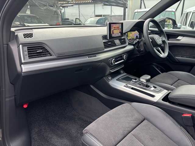 アウディ Ｑ５ 45TFSIクワトロ スポーツ 福岡県 2020(令2)年 1.7万km デイトナグレーパールエフェクト ワンオーナー/純正ナビ/（AM/FM/CD/DVD/SD×2/USB×2/SIMカード/AUX/Bluetooth/ワンセグTV）/クルーズコントロール/横滑り防止/アイドリングストップ/パーキングアシスト/ダウンヒルコントロール/パドルシフト/ハンズフリー/ETC2.0/ドライブレコーダー（前後、SDカード無し）/シートヒーター（運転席/助手席/後部座席）/純正アルミホイール/純正フロアマット/プッシュスタート/オートライト/フォグランプ/電格ミラー/スペアキー×１/保証書/取扱説明書