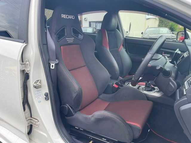 スバル ＷＲＸ ＳＴＩ STI 三重県 2016(平28)年 5.1万km クリスタルホワイトP 社外フローティングディスプレイオーディオ/6速MT/STi専用18インチAW/D席RECAROシート/レッドステッチ革巻きステアリング/LEDアクセサリーライナー/合皮スエードコンビシート/電動格納ミラー