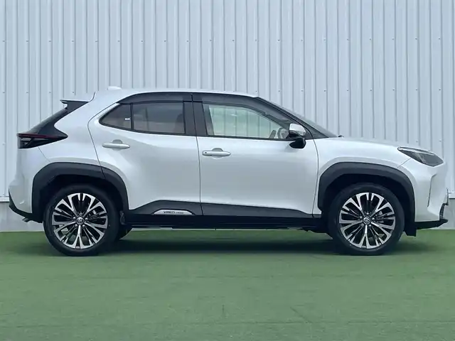 トヨタ ヤリスクロス Z 香川県 2022(令4)年 2.3万km プラチナホワイトパールマイカ 登録時走行距離：22617km/純正9型ディスプレイオーディオ/　BT接続 フルセグTV/バックカメラ/プリクラッシュセーフティシステム/レーンキープアシスト/レーダークルーズコントロール/クリアランスソナー/オートハイビーム/LEDヘッドライト/オートライト/オートホールド機能付き電子パーキングブレーキ/ビルトインETC/ドライブレコーダー/レーダー探知機/ハーフレザーシート/シートヒーター/革巻きステアリング/ステアリングヒーター/プッシュスタート/スマートキー/スペアキー