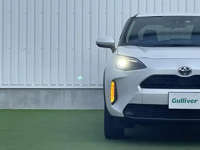 トヨタ ヤリスクロス Z 香川県 2022(令4)年 2.3万km プラチナホワイトパールマイカ 登録時走行距離：22617km/純正9型ディスプレイオーディオ/　BT接続 フルセグTV/バックカメラ/プリクラッシュセーフティシステム/レーンキープアシスト/レーダークルーズコントロール/クリアランスソナー/オートハイビーム/LEDヘッドライト/オートライト/オートホールド機能付き電子パーキングブレーキ/ビルトインETC/ドライブレコーダー/レーダー探知機/ハーフレザーシート/シートヒーター/革巻きステアリング/ステアリングヒーター/プッシュスタート/スマートキー/スペアキー