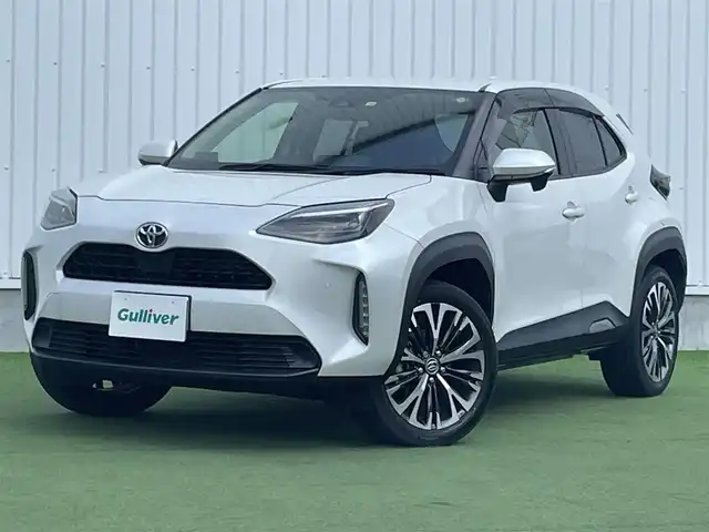 トヨタ ヤリスクロス Z 香川県 2022(令4)年 2.3万km プラチナホワイトパールマイカ 登録時走行距離：22617km/純正9型ディスプレイオーディオ/　BT接続 フルセグTV/バックカメラ/プリクラッシュセーフティシステム/レーンキープアシスト/レーダークルーズコントロール/クリアランスソナー/オートハイビーム/LEDヘッドライト/オートライト/オートホールド機能付き電子パーキングブレーキ/ビルトインETC/ドライブレコーダー/レーダー探知機/ハーフレザーシート/シートヒーター/革巻きステアリング/ステアリングヒーター/プッシュスタート/スマートキー/スペアキー