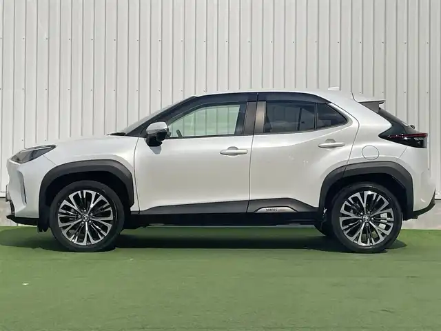 トヨタ ヤリスクロス Z 香川県 2022(令4)年 2.3万km プラチナホワイトパールマイカ 登録時走行距離：22617km/純正9型ディスプレイオーディオ/　BT接続 フルセグTV/バックカメラ/プリクラッシュセーフティシステム/レーンキープアシスト/レーダークルーズコントロール/クリアランスソナー/オートハイビーム/LEDヘッドライト/オートライト/オートホールド機能付き電子パーキングブレーキ/ビルトインETC/ドライブレコーダー/レーダー探知機/ハーフレザーシート/シートヒーター/革巻きステアリング/ステアリングヒーター/プッシュスタート/スマートキー/スペアキー