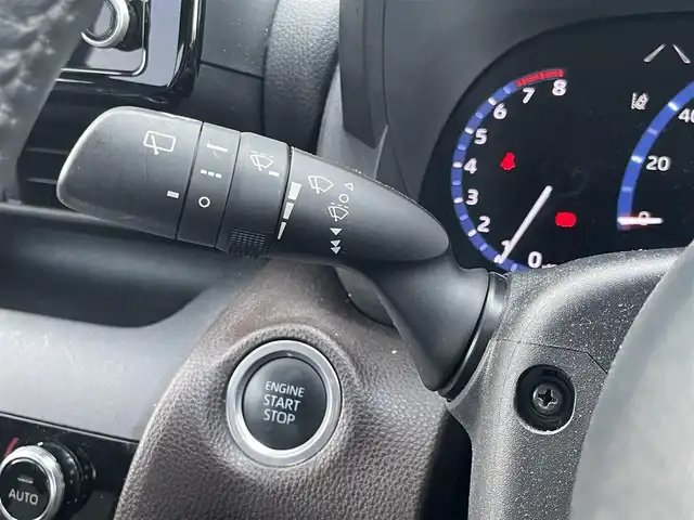トヨタ ヤリスクロス Z 香川県 2022(令4)年 2.3万km プラチナホワイトパールマイカ 登録時走行距離：22617km/純正9型ディスプレイオーディオ/　BT接続 フルセグTV/バックカメラ/プリクラッシュセーフティシステム/レーンキープアシスト/レーダークルーズコントロール/クリアランスソナー/オートハイビーム/LEDヘッドライト/オートライト/オートホールド機能付き電子パーキングブレーキ/ビルトインETC/ドライブレコーダー/レーダー探知機/ハーフレザーシート/シートヒーター/革巻きステアリング/ステアリングヒーター/プッシュスタート/スマートキー/スペアキー