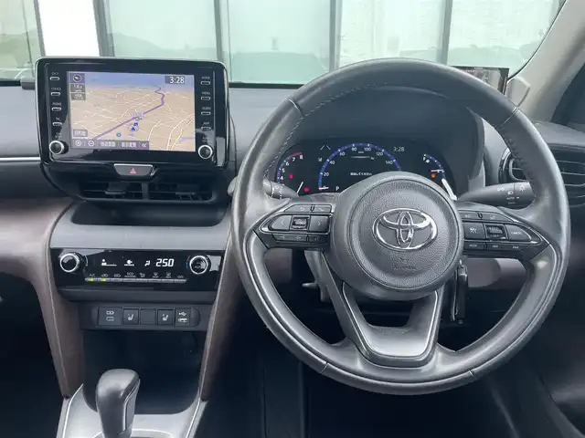 トヨタ ヤリスクロス Z 香川県 2022(令4)年 2.3万km プラチナホワイトパールマイカ 登録時走行距離：22617km/純正9型ディスプレイオーディオ/　BT接続 フルセグTV/バックカメラ/プリクラッシュセーフティシステム/レーンキープアシスト/レーダークルーズコントロール/クリアランスソナー/オートハイビーム/LEDヘッドライト/オートライト/オートホールド機能付き電子パーキングブレーキ/ビルトインETC/ドライブレコーダー/レーダー探知機/ハーフレザーシート/シートヒーター/革巻きステアリング/ステアリングヒーター/プッシュスタート/スマートキー/スペアキー