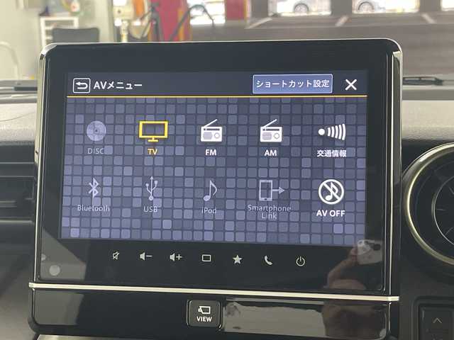 スズキ スペーシア ギア HYBRID XZ 愛知県 2023(令5)年 2万km スチールシルバーM 純正9インチメモリーナビ/・全方位モニター/・フルセグTV/・Bluetooth/・DVD再生/フロントドライブレコーダー/ビルトインETC/両側パワースライドドア/4本スポーク14インチ純正アルミ/革巻きステアリング/ステアリングスイッチ/リアヒーターダクト/前席シートヒーター/右リアパーソナルテーブル/リアドアロールサンシェード/スマートキー/USB充電ソケット