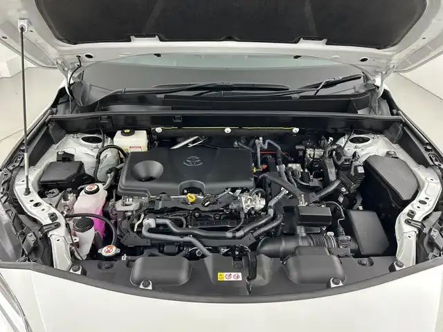 トヨタ ハリアー ハイブリッド Z レザーパッケージ 愛知県 2024(令6)年 2.3万km プラチナホワイトパールマイカ 禁煙車/純正12.3インチナビ/（AM/FM/USB/フルセグTV/Bluetooth）/全方位カメラ/JBLサウンド/モデリスタフルエアロ/調光パノラマルーフ/トヨタセーフティセンス/・プリクラッシュセーフティ/・レーダークルーズコントロール/・レーンディパーチャーアラート/・レーントレーシングアシスト/・オートマチックハイビーム/・ロードサインアシスト/・前後パーキングサポートブレーキ/・ブラインドスポットモニター/ヘッドアップディスプレイ/ETC2.0/デジタルインナーミラー/レザーシート/シートヒーター/シートベンチレーション/パワーシート/メモリシート/ステアリングヒーター/パワーバックドア/純正19インチアルミホイール/スマートキー/スペアキー有/プッシュスタート/LEDヘッドライト/フロントフォグランプ/オートライト/純正フロアマット/横滑り防止装置/電子パーキングブレーキ/オートホールド