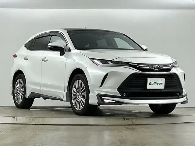 トヨタ ハリアー ハイブリッド Z レザーパッケージ 愛知県 2024(令6)年 2.3万km プラチナホワイトパールマイカ 禁煙車/純正12.3インチナビ/（AM/FM/USB/フルセグTV/Bluetooth）/全方位カメラ/JBLサウンド/モデリスタフルエアロ/調光パノラマルーフ/トヨタセーフティセンス/・プリクラッシュセーフティ/・レーダークルーズコントロール/・レーンディパーチャーアラート/・レーントレーシングアシスト/・オートマチックハイビーム/・ロードサインアシスト/・前後パーキングサポートブレーキ/・ブラインドスポットモニター/ヘッドアップディスプレイ/ETC2.0/デジタルインナーミラー/レザーシート/シートヒーター/シートベンチレーション/パワーシート/メモリシート/ステアリングヒーター/パワーバックドア/純正19インチアルミホイール/スマートキー/スペアキー有/プッシュスタート/LEDヘッドライト/フロントフォグランプ/オートライト/純正フロアマット/横滑り防止装置/電子パーキングブレーキ/オートホールド