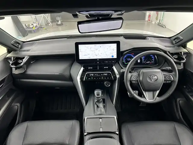 トヨタ ハリアー ハイブリッド Z レザーパッケージ 愛知県 2024(令6)年 2.3万km プラチナホワイトパールマイカ 禁煙車/純正12.3インチナビ/（AM/FM/USB/フルセグTV/Bluetooth）/全方位カメラ/JBLサウンド/モデリスタフルエアロ/調光パノラマルーフ/トヨタセーフティセンス/・プリクラッシュセーフティ/・レーダークルーズコントロール/・レーンディパーチャーアラート/・レーントレーシングアシスト/・オートマチックハイビーム/・ロードサインアシスト/・前後パーキングサポートブレーキ/・ブラインドスポットモニター/ヘッドアップディスプレイ/ETC2.0/デジタルインナーミラー/レザーシート/シートヒーター/シートベンチレーション/パワーシート/メモリシート/ステアリングヒーター/パワーバックドア/純正19インチアルミホイール/スマートキー/スペアキー有/プッシュスタート/LEDヘッドライト/フロントフォグランプ/オートライト/純正フロアマット/横滑り防止装置/電子パーキングブレーキ/オートホールド