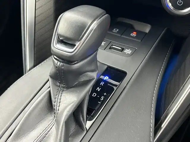 トヨタ ハリアー ハイブリッド Z レザーパッケージ 愛知県 2024(令6)年 2.3万km プラチナホワイトパールマイカ 禁煙車/純正12.3インチナビ/（AM/FM/USB/フルセグTV/Bluetooth）/全方位カメラ/JBLサウンド/モデリスタフルエアロ/調光パノラマルーフ/トヨタセーフティセンス/・プリクラッシュセーフティ/・レーダークルーズコントロール/・レーンディパーチャーアラート/・レーントレーシングアシスト/・オートマチックハイビーム/・ロードサインアシスト/・前後パーキングサポートブレーキ/・ブラインドスポットモニター/ヘッドアップディスプレイ/ETC2.0/デジタルインナーミラー/レザーシート/シートヒーター/シートベンチレーション/パワーシート/メモリシート/ステアリングヒーター/パワーバックドア/純正19インチアルミホイール/スマートキー/スペアキー有/プッシュスタート/LEDヘッドライト/フロントフォグランプ/オートライト/純正フロアマット/横滑り防止装置/電子パーキングブレーキ/オートホールド