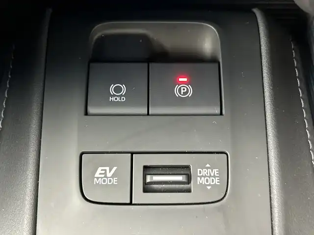 トヨタ ハリアー ハイブリッド Z レザーパッケージ 愛知県 2024(令6)年 2.3万km プラチナホワイトパールマイカ 禁煙車/純正12.3インチナビ/（AM/FM/USB/フルセグTV/Bluetooth）/全方位カメラ/JBLサウンド/モデリスタフルエアロ/調光パノラマルーフ/トヨタセーフティセンス/・プリクラッシュセーフティ/・レーダークルーズコントロール/・レーンディパーチャーアラート/・レーントレーシングアシスト/・オートマチックハイビーム/・ロードサインアシスト/・前後パーキングサポートブレーキ/・ブラインドスポットモニター/ヘッドアップディスプレイ/ETC2.0/デジタルインナーミラー/レザーシート/シートヒーター/シートベンチレーション/パワーシート/メモリシート/ステアリングヒーター/パワーバックドア/純正19インチアルミホイール/スマートキー/スペアキー有/プッシュスタート/LEDヘッドライト/フロントフォグランプ/オートライト/純正フロアマット/横滑り防止装置/電子パーキングブレーキ/オートホールド