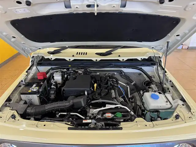 スズキ ジムニー ノマド FC 群馬県 2025(令7)年 0.1千km ベージュ 安全装備/・衝突軽減ブレーキ/・クルーズコントロール/・リアコーナーセンサー/・オートライト/・オートハイビーム/・LEDヘッドライト/・フォグランプ/・前席シートヒーター/・ダウンヒルアシスト/・4WD/・純正フロアマット/・純正ドアバイザー/・プッシュスタート/・スマートキー