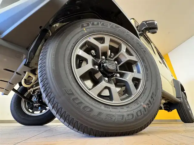 スズキ ジムニー ノマド FC 群馬県 2025(令7)年 0.1千km ベージュ 安全装備/・衝突軽減ブレーキ/・クルーズコントロール/・リアコーナーセンサー/・オートライト/・オートハイビーム/・LEDヘッドライト/・フォグランプ/・前席シートヒーター/・ダウンヒルアシスト/・4WD/・純正フロアマット/・純正ドアバイザー/・プッシュスタート/・スマートキー