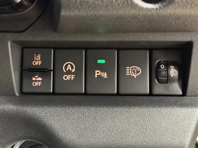 スズキ ジムニー ノマド FC 群馬県 2025(令7)年 0.1千km ベージュ 安全装備/・衝突軽減ブレーキ/・クルーズコントロール/・リアコーナーセンサー/・オートライト/・オートハイビーム/・LEDヘッドライト/・フォグランプ/・前席シートヒーター/・ダウンヒルアシスト/・4WD/・純正フロアマット/・純正ドアバイザー/・プッシュスタート/・スマートキー