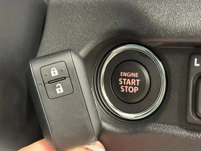 スズキ ジムニー ノマド FC 群馬県 2025(令7)年 0.1千km ベージュ 安全装備/・衝突軽減ブレーキ/・クルーズコントロール/・リアコーナーセンサー/・オートライト/・オートハイビーム/・LEDヘッドライト/・フォグランプ/・前席シートヒーター/・ダウンヒルアシスト/・4WD/・純正フロアマット/・純正ドアバイザー/・プッシュスタート/・スマートキー