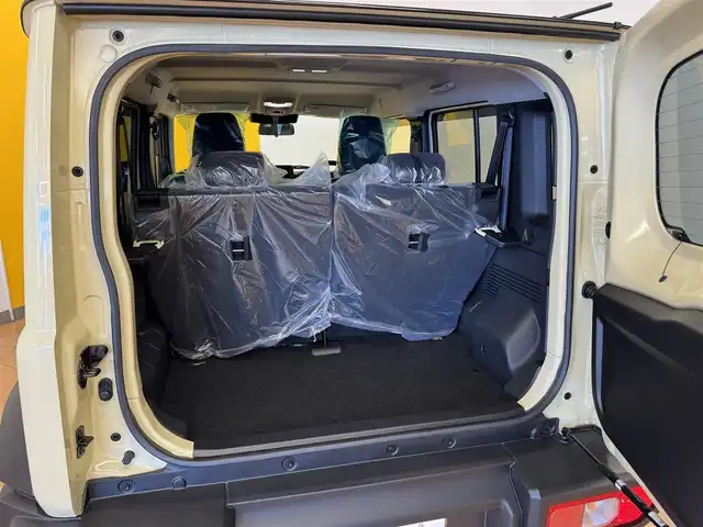 スズキ ジムニー ノマド FC 群馬県 2025(令7)年 0.1千km ベージュ 安全装備/・衝突軽減ブレーキ/・クルーズコントロール/・リアコーナーセンサー/・オートライト/・オートハイビーム/・LEDヘッドライト/・フォグランプ/・前席シートヒーター/・ダウンヒルアシスト/・4WD/・純正フロアマット/・純正ドアバイザー/・プッシュスタート/・スマートキー