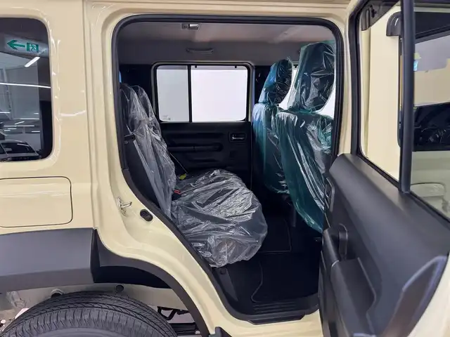 スズキ ジムニー ノマド FC 群馬県 2025(令7)年 0.1千km ベージュ 安全装備/・衝突軽減ブレーキ/・クルーズコントロール/・リアコーナーセンサー/・オートライト/・オートハイビーム/・LEDヘッドライト/・フォグランプ/・前席シートヒーター/・ダウンヒルアシスト/・4WD/・純正フロアマット/・純正ドアバイザー/・プッシュスタート/・スマートキー