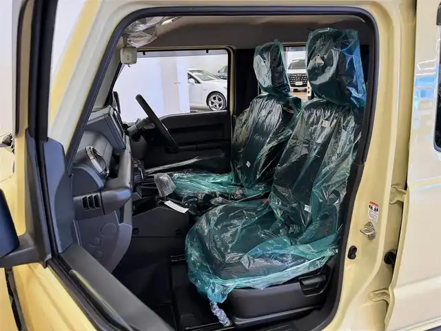 スズキ ジムニー ノマド FC 群馬県 2025(令7)年 0.1千km ベージュ 安全装備/・衝突軽減ブレーキ/・クルーズコントロール/・リアコーナーセンサー/・オートライト/・オートハイビーム/・LEDヘッドライト/・フォグランプ/・前席シートヒーター/・ダウンヒルアシスト/・4WD/・純正フロアマット/・純正ドアバイザー/・プッシュスタート/・スマートキー