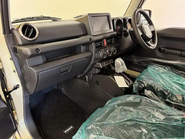 スズキ ジムニー ノマド FC 群馬県 2025(令7)年 0.1千km ベージュ 安全装備/・衝突軽減ブレーキ/・クルーズコントロール/・リアコーナーセンサー/・オートライト/・オートハイビーム/・LEDヘッドライト/・フォグランプ/・前席シートヒーター/・ダウンヒルアシスト/・4WD/・純正フロアマット/・純正ドアバイザー/・プッシュスタート/・スマートキー