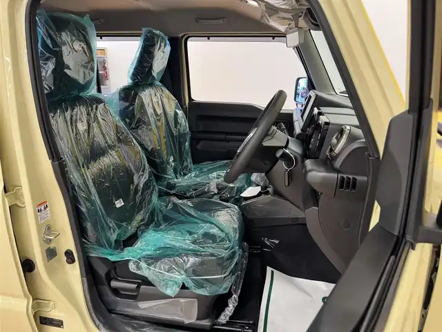 スズキ ジムニー ノマド FC 群馬県 2025(令7)年 0.1千km ベージュ 安全装備/・衝突軽減ブレーキ/・クルーズコントロール/・リアコーナーセンサー/・オートライト/・オートハイビーム/・LEDヘッドライト/・フォグランプ/・前席シートヒーター/・ダウンヒルアシスト/・4WD/・純正フロアマット/・純正ドアバイザー/・プッシュスタート/・スマートキー