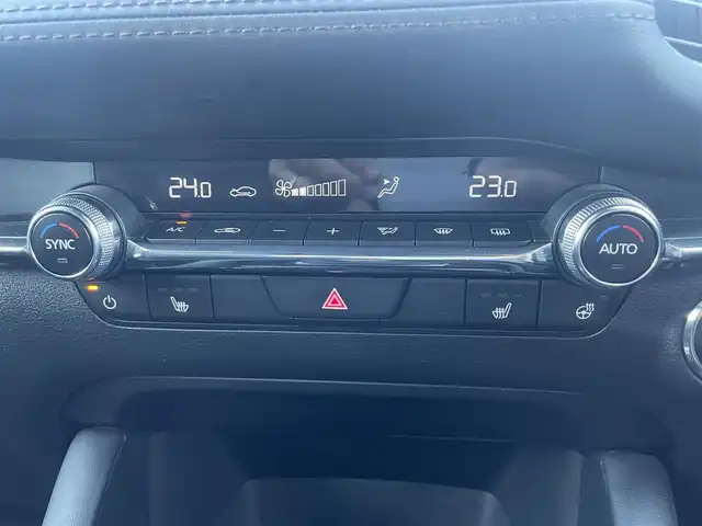 マツダ マツダ３ファストバック 20S ツーリング 熊本県 2024(令6)年 2万km ディープクリスタルブルーマイカ 純正ナビ/・AM/FM/USB/BT/HDMI/・アンドロイドオート/アップルカープレイ/・フルセグTV/全方位カメラ/レーダークルーズコントロール/ブラインドスポットモニター/ヘッドアップディスプレイ/スマートブレーキサポート/ハイビームコントロールシステム/レーンキープアシスト/前後ドライブレコーダー/D席メモリ付きパワーシート/前席シートヒーター/革巻きステアリング/ステアリングスイッチ/ステアリングヒーター/電動パーキングブレーキ/オートホールドブレーキ/アイドリングストップ/ETC/純正フロアマット/純正アルミホイール