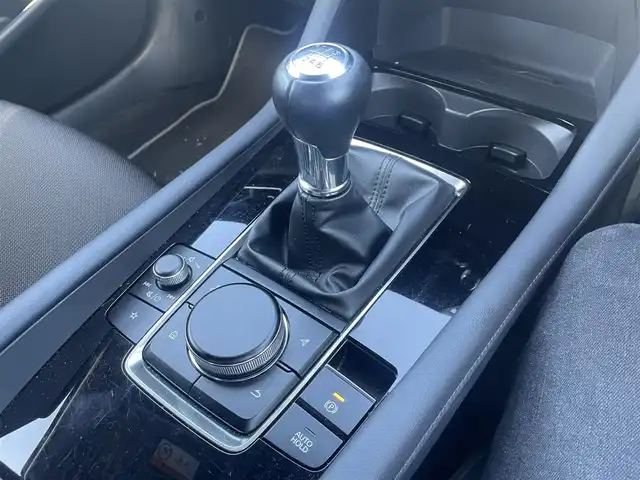 マツダ マツダ３ファストバック 20S ツーリング 熊本県 2024(令6)年 2万km ディープクリスタルブルーマイカ 純正ナビ/・AM/FM/USB/BT/HDMI/・アンドロイドオート/アップルカープレイ/・フルセグTV/全方位カメラ/レーダークルーズコントロール/ブラインドスポットモニター/ヘッドアップディスプレイ/スマートブレーキサポート/ハイビームコントロールシステム/レーンキープアシスト/前後ドライブレコーダー/D席メモリ付きパワーシート/前席シートヒーター/革巻きステアリング/ステアリングスイッチ/ステアリングヒーター/電動パーキングブレーキ/オートホールドブレーキ/アイドリングストップ/ETC/純正フロアマット/純正アルミホイール