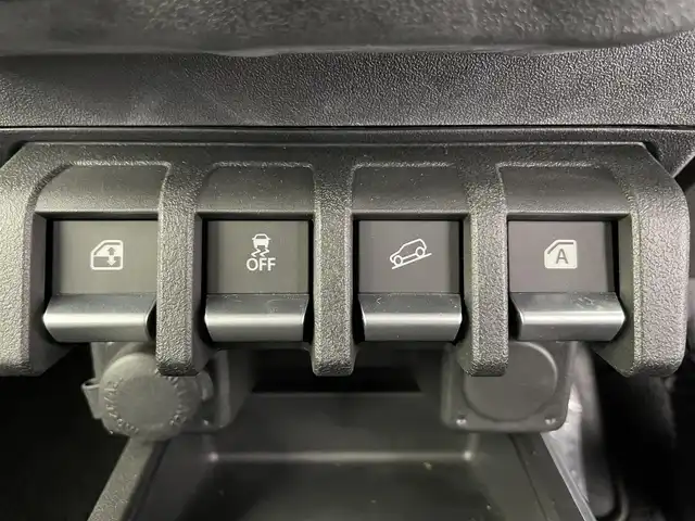 スズキ ジムニー ノマド FC 富山県 2025(令7)年 0.1千km アークティックホワイトパール デュアルカメラブレーキサポート/レーンキープアシスト/LEDヘッドライト/オートライト/前後コーナーセンサー/純正15インチアルミ/純正ドアバイザー/純正フロアマット/シートヒーター/スマートキー/プッシュスタート/４WD/レーダークルーズコントロール