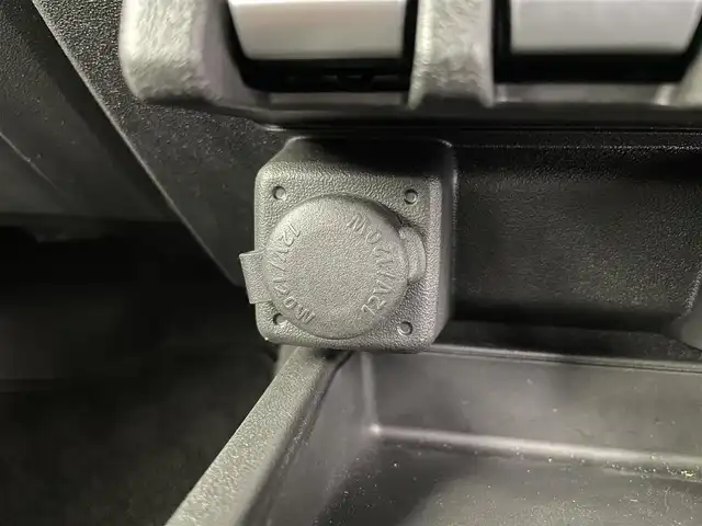 スズキ ジムニー ノマド FC 富山県 2025(令7)年 0.1千km アークティックホワイトパール デュアルカメラブレーキサポート/レーンキープアシスト/LEDヘッドライト/オートライト/前後コーナーセンサー/純正15インチアルミ/純正ドアバイザー/純正フロアマット/シートヒーター/スマートキー/プッシュスタート/４WD/レーダークルーズコントロール