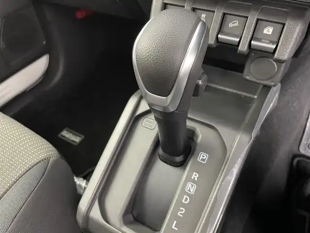 スズキ ジムニー ノマド FC 富山県 2025(令7)年 0.1千km アークティックホワイトパール デュアルカメラブレーキサポート/レーンキープアシスト/LEDヘッドライト/オートライト/前後コーナーセンサー/純正15インチアルミ/純正ドアバイザー/純正フロアマット/シートヒーター/スマートキー/プッシュスタート/４WD/レーダークルーズコントロール