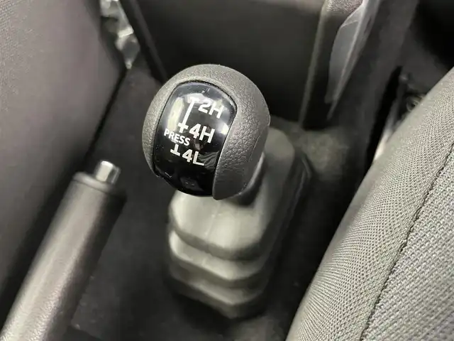 スズキ ジムニー ノマド FC 富山県 2025(令7)年 0.1千km アークティックホワイトパール デュアルカメラブレーキサポート/レーンキープアシスト/LEDヘッドライト/オートライト/前後コーナーセンサー/純正15インチアルミ/純正ドアバイザー/純正フロアマット/シートヒーター/スマートキー/プッシュスタート/４WD/レーダークルーズコントロール