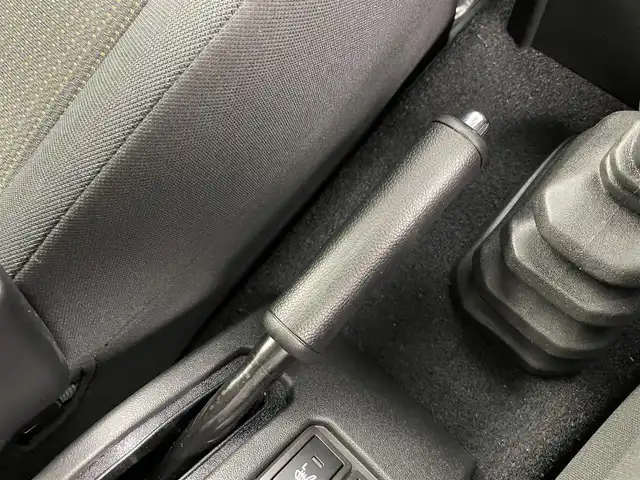 スズキ ジムニー ノマド FC 富山県 2025(令7)年 0.1千km アークティックホワイトパール デュアルカメラブレーキサポート/レーンキープアシスト/LEDヘッドライト/オートライト/前後コーナーセンサー/純正15インチアルミ/純正ドアバイザー/純正フロアマット/シートヒーター/スマートキー/プッシュスタート/４WD/レーダークルーズコントロール