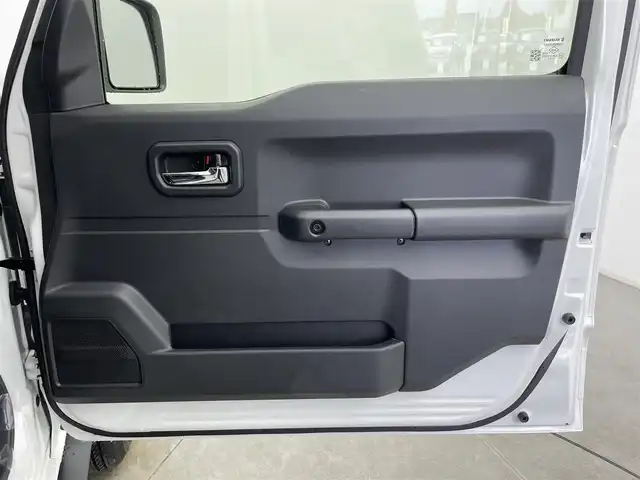 スズキ ジムニー ノマド FC 富山県 2025(令7)年 0.1千km アークティックホワイトパール デュアルカメラブレーキサポート/レーンキープアシスト/LEDヘッドライト/オートライト/前後コーナーセンサー/純正15インチアルミ/純正ドアバイザー/純正フロアマット/シートヒーター/スマートキー/プッシュスタート/４WD/レーダークルーズコントロール