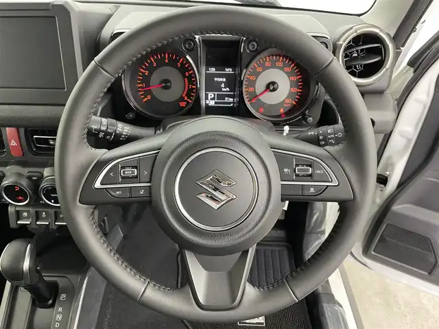 スズキ ジムニー ノマド FC 富山県 2025(令7)年 0.1千km アークティックホワイトパール デュアルカメラブレーキサポート/レーンキープアシスト/LEDヘッドライト/オートライト/前後コーナーセンサー/純正15インチアルミ/純正ドアバイザー/純正フロアマット/シートヒーター/スマートキー/プッシュスタート/４WD/レーダークルーズコントロール