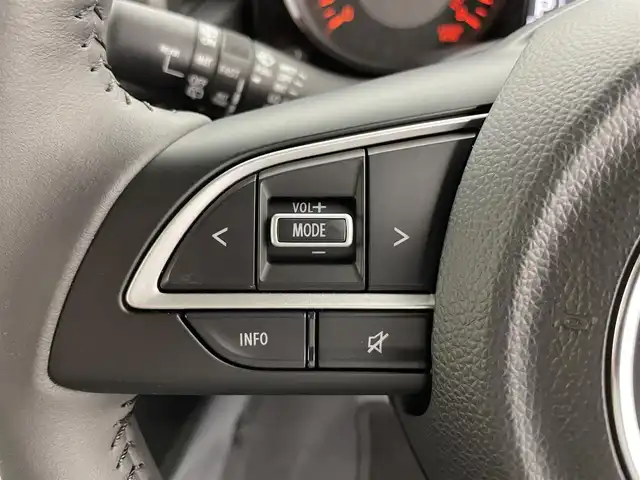 スズキ ジムニー ノマド FC 富山県 2025(令7)年 0.1千km アークティックホワイトパール デュアルカメラブレーキサポート/レーンキープアシスト/LEDヘッドライト/オートライト/前後コーナーセンサー/純正15インチアルミ/純正ドアバイザー/純正フロアマット/シートヒーター/スマートキー/プッシュスタート/４WD/レーダークルーズコントロール