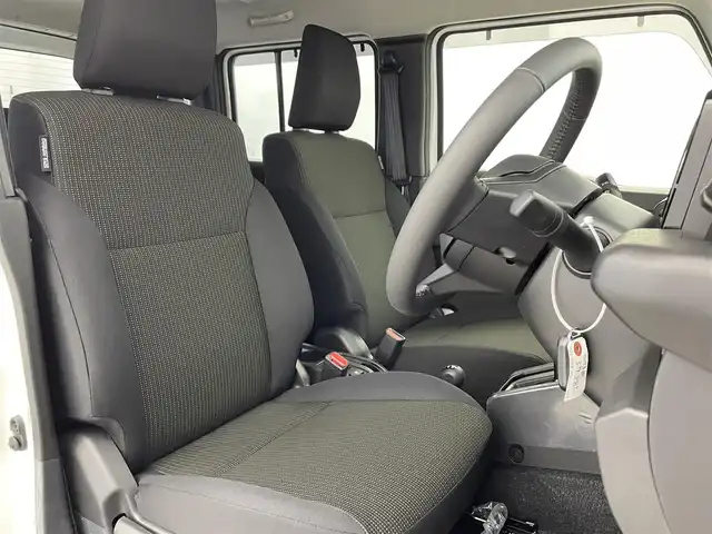 スズキ ジムニー ノマド FC 富山県 2025(令7)年 0.1千km アークティックホワイトパール デュアルカメラブレーキサポート/レーンキープアシスト/LEDヘッドライト/オートライト/前後コーナーセンサー/純正15インチアルミ/純正ドアバイザー/純正フロアマット/シートヒーター/スマートキー/プッシュスタート/４WD/レーダークルーズコントロール