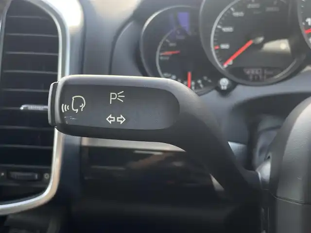 ポルシェ カイエン プラチナエディション 東京都 2018(平30)年 5.9万km 黒 純正ナビゲーション/・Bluetooth /・AM/FM/・CD/・DVD/バックカメラ/・サイドカメラ/クレストエンボス加工ヘッドレスト/純正２１インチカレラ911オプションホイール/ETC/アルカンターラハーフレザーシート/・D/N席パワーシート /・D/N席シートヒーター /パワーバックドア/クルーズコントロール/デフロック/LEDヘッドライト/・オートライト/社外スピードクロノ風装飾/ウィンカーミラー