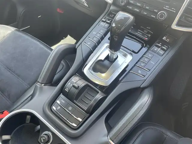 ポルシェ カイエン プラチナエディション 東京都 2018(平30)年 5.9万km 黒 純正ナビゲーション/・Bluetooth /・AM/FM/・CD/・DVD/バックカメラ/・サイドカメラ/クレストエンボス加工ヘッドレスト/純正２１インチカレラ911オプションホイール/ETC/アルカンターラハーフレザーシート/・D/N席パワーシート /・D/N席シートヒーター /パワーバックドア/クルーズコントロール/デフロック/LEDヘッドライト/・オートライト/社外スピードクロノ風装飾/ウィンカーミラー