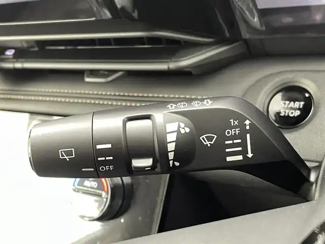日産 セレナ e－パワー ハイウェイスター V 熊本県 2025(令7)年 0.1万km未満 プリズムホワイト 登録済未使用車/純正１２．３インチナビ（BT・フルセグ・USB・HDMI）　/全周囲カメラ　/純正前方ドライブレコーダー　/ビルトインＥＴＣ２．０　/前後クリアランスソナー　/両側パワースライドドア　/プロパイロット　/レーダークルーズコントロール/ブラインドスポットモニター/インテリジェントエマージェンシーブレーキ/ヒルスタートアシスト/前方衝突予測警報/衝突回避ステアリングアシスト/車線逸脱防止支援システム/車線逸脱警報/後側方衝突防止支援システム/後側方車両検知警報/後退時車両検知警報/ふらつき警報機能/踏み間違い衝突防止アシスト/標識認識機能/車両接近通報装置/横滑り防止/置くだけ充電/純正１６インチAW/オートライト/オートマチックハイビーム/LEDヘッドライト/フォグランプ/スマートキー/プッシュスタート/スペアキー1本