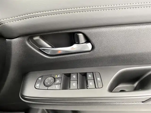 日産 セレナ e－パワー ハイウェイスター V 熊本県 2025(令7)年 0.1万km未満 プリズムホワイト 登録済未使用車/純正１２．３インチナビ（BT・フルセグ・USB・HDMI）　/全周囲カメラ　/純正前方ドライブレコーダー　/ビルトインＥＴＣ２．０　/前後クリアランスソナー　/両側パワースライドドア　/プロパイロット　/レーダークルーズコントロール/ブラインドスポットモニター/インテリジェントエマージェンシーブレーキ/ヒルスタートアシスト/前方衝突予測警報/衝突回避ステアリングアシスト/車線逸脱防止支援システム/車線逸脱警報/後側方衝突防止支援システム/後側方車両検知警報/後退時車両検知警報/ふらつき警報機能/踏み間違い衝突防止アシスト/標識認識機能/車両接近通報装置/横滑り防止/置くだけ充電/純正１６インチAW/オートライト/オートマチックハイビーム/LEDヘッドライト/フォグランプ/スマートキー/プッシュスタート/スペアキー1本