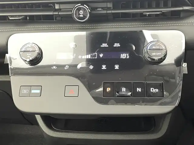 日産 セレナ e－パワー ハイウェイスター V 熊本県 2025(令7)年 0.1万km未満 プリズムホワイト 登録済未使用車/純正１２．３インチナビ（BT・フルセグ・USB・HDMI）　/全周囲カメラ　/純正前方ドライブレコーダー　/ビルトインＥＴＣ２．０　/前後クリアランスソナー　/両側パワースライドドア　/プロパイロット　/レーダークルーズコントロール/ブラインドスポットモニター/インテリジェントエマージェンシーブレーキ/ヒルスタートアシスト/前方衝突予測警報/衝突回避ステアリングアシスト/車線逸脱防止支援システム/車線逸脱警報/後側方衝突防止支援システム/後側方車両検知警報/後退時車両検知警報/ふらつき警報機能/踏み間違い衝突防止アシスト/標識認識機能/車両接近通報装置/横滑り防止/置くだけ充電/純正１６インチAW/オートライト/オートマチックハイビーム/LEDヘッドライト/フォグランプ/スマートキー/プッシュスタート/スペアキー1本