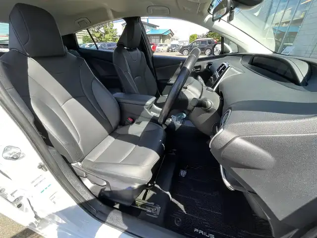 トヨタ プリウス S ツーリングセレクション 道央・札幌 2020(令2)年 4万km プラチナホワイトパールマイカ ・４WD/・ワンオーナー/・寒冷地仕様/・純正SDナビ/　CD・DVD・SD・Bluetooth/・フルセグテレビ/・バックカメラ/・レーダークルーズ/・レーンキープアシスト/・衝突被害軽減システム/・横滑り防止装置/・オートライト/・オートハイビーム/・フォグランプ/・アイドリングストップ/・純正エンジンスターター/・前後ドライブレコーダー/・AC１００V電源/・ウィンカーミラー/・ドアバイザー/・プッシュスタート/・ビルトインETC/・積込冬タイヤ社外AWセット/・取扱説明書/・保証書/・スマートキー/・スペアキー