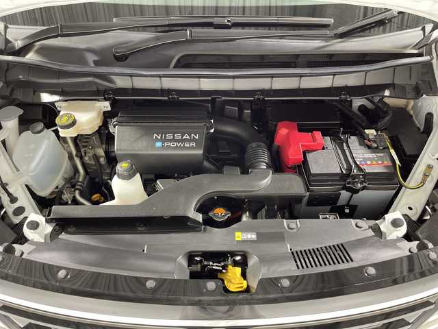 日産 セレナ e－パワー ハイウェイスター V 神奈川県 2024(令6)年 2.1万km パールⅡ 2トーンカラーXKJ【プリズムホワイト】/純正12.3型ディスプレイオーディオ/メモリーナビ/フルセグ　USB AM FM HDMI　Androidauto　Applecarplay　Bluetooth/インテリジェントアラウンドビューモニター/両側電動スライドドア【サンシェード】/360度セーフティアシスト/ナビリンク機能付プロパイロット緊急停止支援/インテリジェントエマージェンシーブレーキ/前方衝突予測警報/衝突回避ステアリングアシスト/車線逸脱防止支援システム/車線逸脱警報/後側方衝突防止支援システム/後側方車両検知警報/後退時車両検知警報/ふらつき警報/踏み間違い衝突防止アシスト/標識認識機能/インテリジェントルームミラー/ビルトインETC/純正前後ドライブレコーダー/SOSコール/AC100Vコンセント/ワイヤレス充電/前後ソナー/ステアリングヒーター/革巻きステアリング/前席シートヒーター/プッシュパワースターター/インテリジェントキー/アダブティブlEDヘッドライト/オートライト/LEDフロントフォグランプ/純正16インチアルミホイール