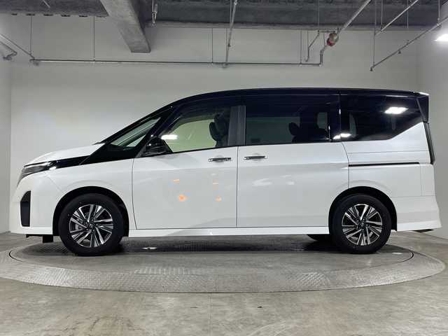日産 セレナ e－パワー ハイウェイスター V 神奈川県 2024(令6)年 2.1万km パールⅡ 2トーンカラーXKJ【プリズムホワイト】/純正12.3型ディスプレイオーディオ/メモリーナビ/フルセグ　USB AM FM HDMI　Androidauto　Applecarplay　Bluetooth/インテリジェントアラウンドビューモニター/両側電動スライドドア【サンシェード】/360度セーフティアシスト/ナビリンク機能付プロパイロット緊急停止支援/インテリジェントエマージェンシーブレーキ/前方衝突予測警報/衝突回避ステアリングアシスト/車線逸脱防止支援システム/車線逸脱警報/後側方衝突防止支援システム/後側方車両検知警報/後退時車両検知警報/ふらつき警報/踏み間違い衝突防止アシスト/標識認識機能/インテリジェントルームミラー/ビルトインETC/純正前後ドライブレコーダー/SOSコール/AC100Vコンセント/ワイヤレス充電/前後ソナー/ステアリングヒーター/革巻きステアリング/前席シートヒーター/プッシュパワースターター/インテリジェントキー/アダブティブlEDヘッドライト/オートライト/LEDフロントフォグランプ/純正16インチアルミホイール