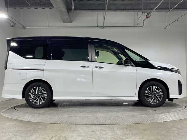 日産 セレナ e－パワー ハイウェイスター V 神奈川県 2024(令6)年 2.1万km パールⅡ 2トーンカラーXKJ【プリズムホワイト】/純正12.3型ディスプレイオーディオ/メモリーナビ/フルセグ　USB AM FM HDMI　Androidauto　Applecarplay　Bluetooth/インテリジェントアラウンドビューモニター/両側電動スライドドア【サンシェード】/360度セーフティアシスト/ナビリンク機能付プロパイロット緊急停止支援/インテリジェントエマージェンシーブレーキ/前方衝突予測警報/衝突回避ステアリングアシスト/車線逸脱防止支援システム/車線逸脱警報/後側方衝突防止支援システム/後側方車両検知警報/後退時車両検知警報/ふらつき警報/踏み間違い衝突防止アシスト/標識認識機能/インテリジェントルームミラー/ビルトインETC/純正前後ドライブレコーダー/SOSコール/AC100Vコンセント/ワイヤレス充電/前後ソナー/ステアリングヒーター/革巻きステアリング/前席シートヒーター/プッシュパワースターター/インテリジェントキー/アダブティブlEDヘッドライト/オートライト/LEDフロントフォグランプ/純正16インチアルミホイール