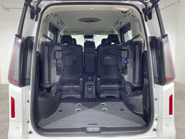 日産 セレナ e－パワー ハイウェイスター V 神奈川県 2024(令6)年 2.1万km パールⅡ 2トーンカラーXKJ【プリズムホワイト】/純正12.3型ディスプレイオーディオ/メモリーナビ/フルセグ　USB AM FM HDMI　Androidauto　Applecarplay　Bluetooth/インテリジェントアラウンドビューモニター/両側電動スライドドア【サンシェード】/360度セーフティアシスト/ナビリンク機能付プロパイロット緊急停止支援/インテリジェントエマージェンシーブレーキ/前方衝突予測警報/衝突回避ステアリングアシスト/車線逸脱防止支援システム/車線逸脱警報/後側方衝突防止支援システム/後側方車両検知警報/後退時車両検知警報/ふらつき警報/踏み間違い衝突防止アシスト/標識認識機能/インテリジェントルームミラー/ビルトインETC/純正前後ドライブレコーダー/SOSコール/AC100Vコンセント/ワイヤレス充電/前後ソナー/ステアリングヒーター/革巻きステアリング/前席シートヒーター/プッシュパワースターター/インテリジェントキー/アダブティブlEDヘッドライト/オートライト/LEDフロントフォグランプ/純正16インチアルミホイール