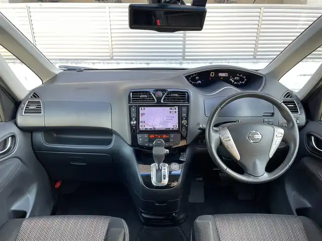 日産 セレナ HWS S HV Vセレ +SeftyⅡ 大阪府 2016(平28)年 8.5万km ブリリアントシルバー アドバンスドセーフティーパッケージ/・アラウンドビューモニター/・デジタルインナーミラー/・踏み間違い防止/・フロントバックソナー/・ふらつき警報/純正8型ナビ（MM515D-L）/・AM/FM/CD/DVD/BT/フルセグ/両側電動スライドドア/エマージェンシーブレーキ/車線逸脱警報/クルーズコントロール/LEDヘッドライト/ETC/純正16インチアルミホイール/取扱説明書/保証書/スペアキー