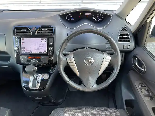 日産 セレナ HWS S HV Vセレ +SeftyⅡ 大阪府 2016(平28)年 8.5万km ブリリアントシルバー アドバンスドセーフティーパッケージ/・アラウンドビューモニター/・デジタルインナーミラー/・踏み間違い防止/・フロントバックソナー/・ふらつき警報/純正8型ナビ（MM515D-L）/・AM/FM/CD/DVD/BT/フルセグ/両側電動スライドドア/エマージェンシーブレーキ/車線逸脱警報/クルーズコントロール/LEDヘッドライト/ETC/純正16インチアルミホイール/取扱説明書/保証書/スペアキー