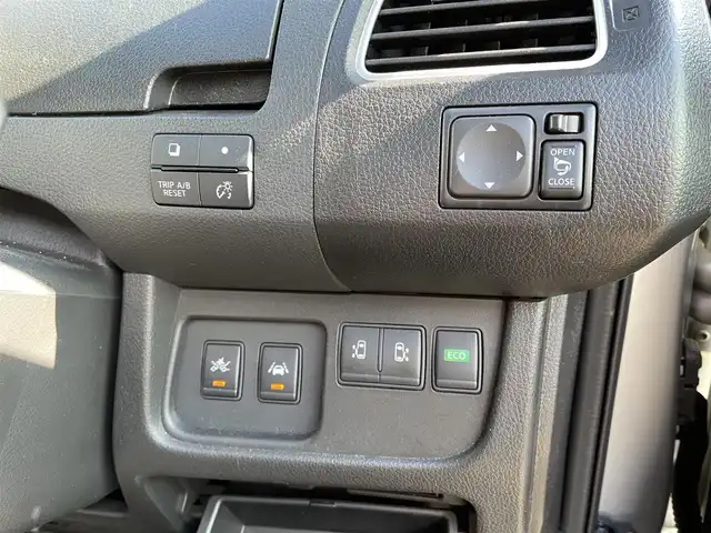 日産 セレナ HWS S HV Vセレ +SeftyⅡ 大阪府 2016(平28)年 8.5万km ブリリアントシルバー アドバンスドセーフティーパッケージ/・アラウンドビューモニター/・デジタルインナーミラー/・踏み間違い防止/・フロントバックソナー/・ふらつき警報/純正8型ナビ（MM515D-L）/・AM/FM/CD/DVD/BT/フルセグ/両側電動スライドドア/エマージェンシーブレーキ/車線逸脱警報/クルーズコントロール/LEDヘッドライト/ETC/純正16インチアルミホイール/取扱説明書/保証書/スペアキー